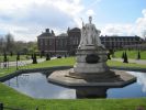 PICTURES/London Sites - Parliament, Westminster and St. James Park/t_Statue of Queen Victoria2.jpg